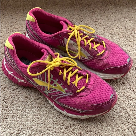 brooks girls shoes